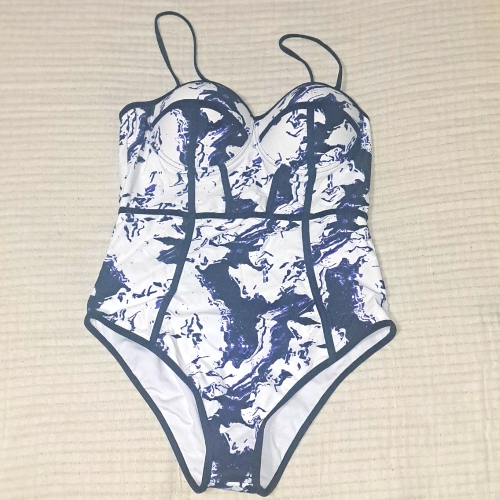 NWT Cupshe one-piece suit with built in cups SZ L🏖